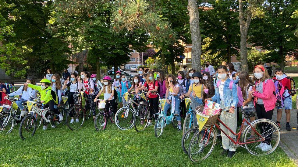 Alunni e studenti a scuola in bici