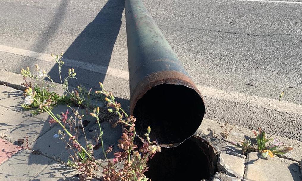 Crolla un palo in via Giovanni XXIII