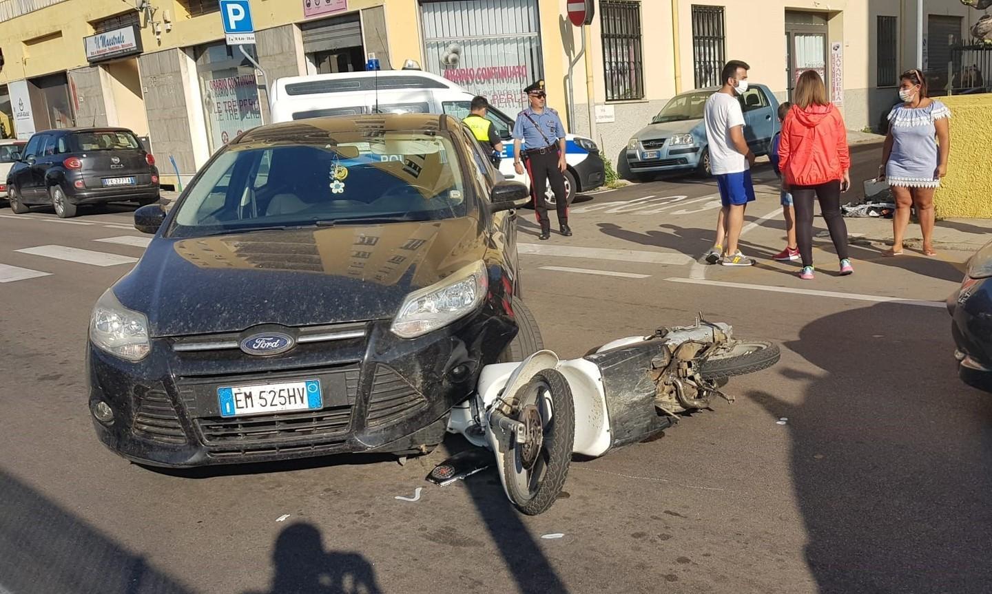 Scontro scooter-auto: giovane ferito 