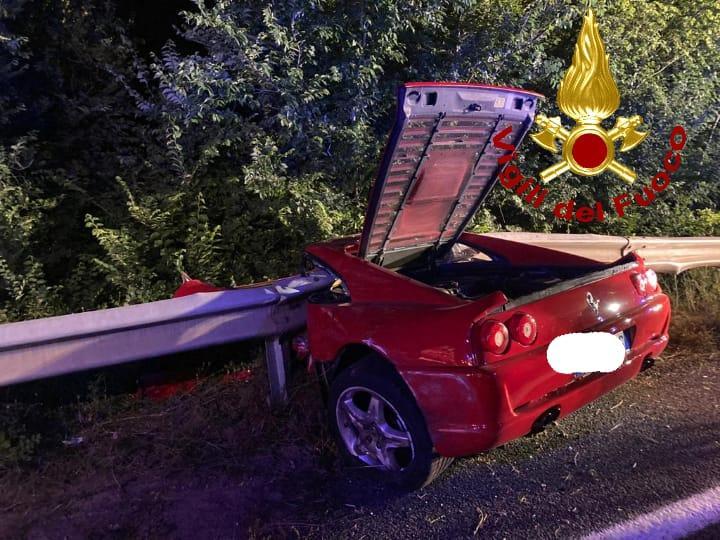 La Ferrari F355 incastata sotto il guard rail in Fi-Pi-Li