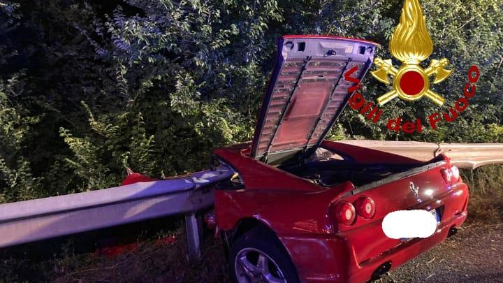La Ferrari F355 incastata sotto il guard rail in Fi-Pi-Li