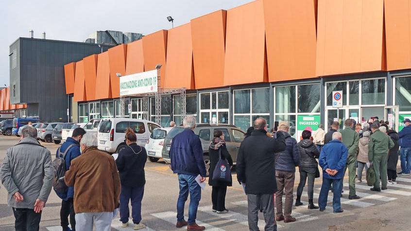 Open Day, cinque sedi e 2mila dosi. «Prenotate solo per i 18-39 anni»