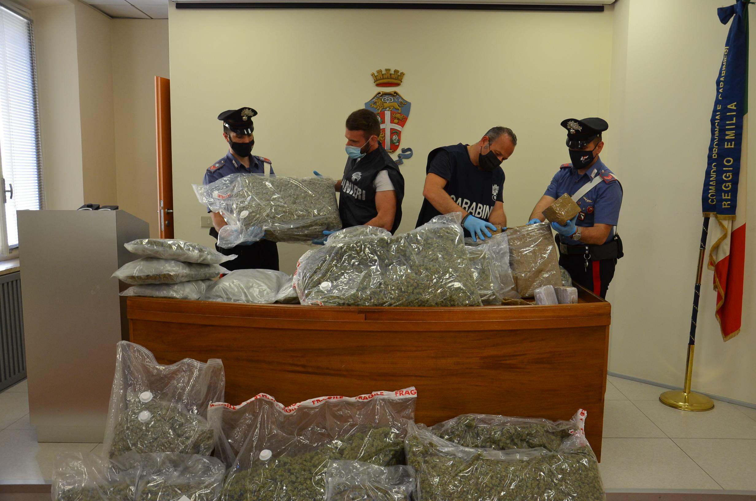 Reggio Emilia, nascondeva 70 chili di droga nel camion: arrestato dai carabinieri