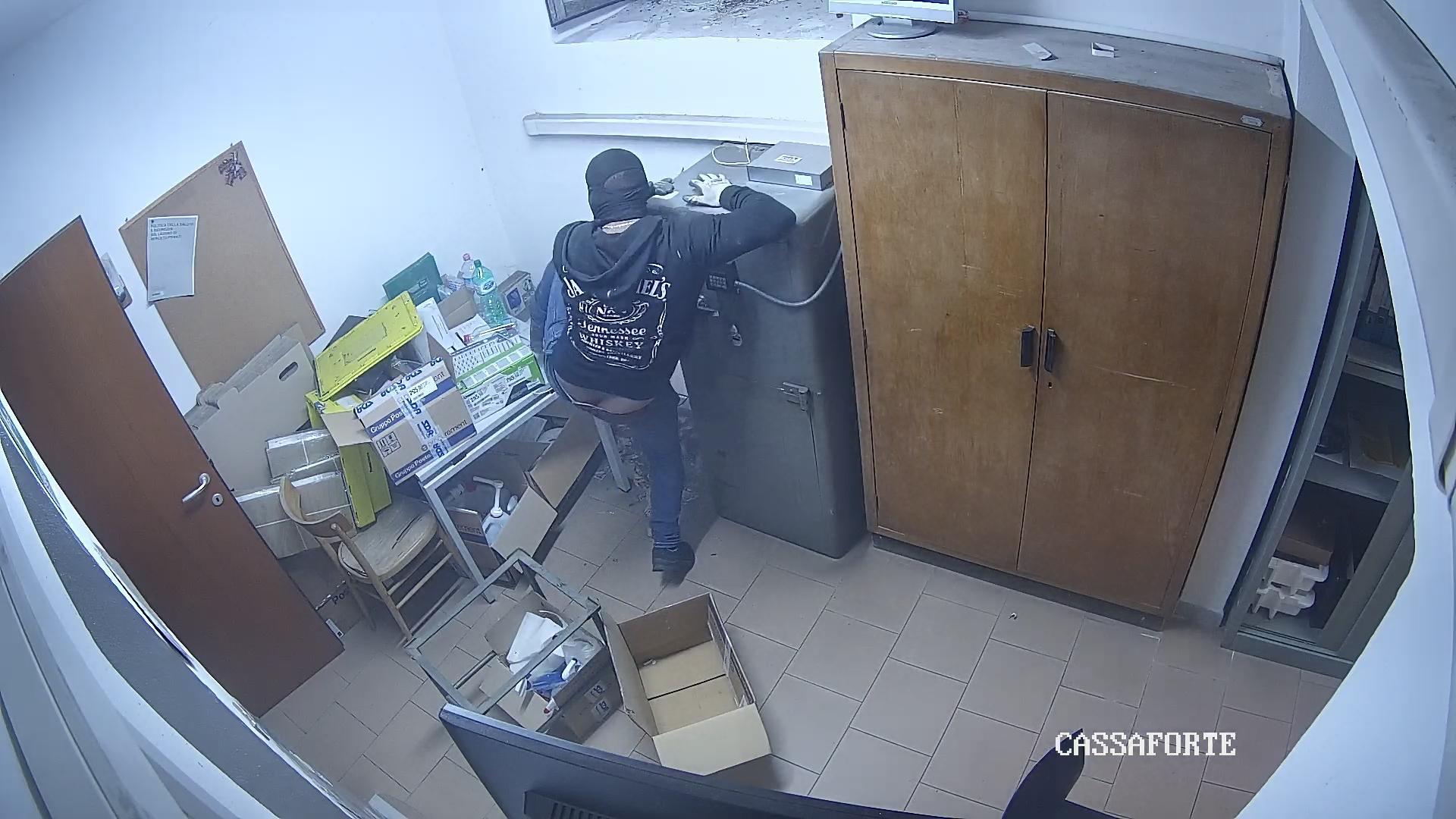 Assalto all'ufficio postale, ma i ladri fuggono a mani vuote