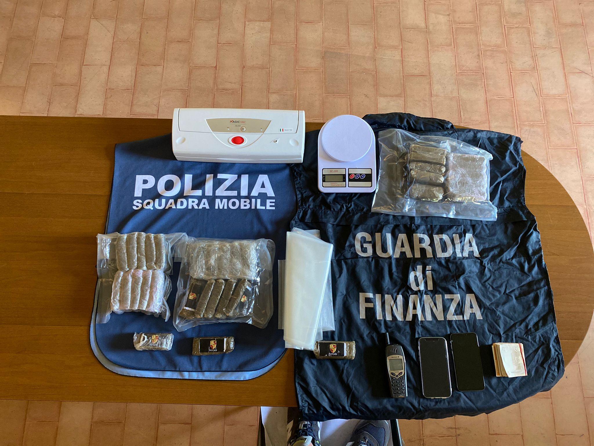 Trafficano droga tramite la Mediopadana: due arresti e sette chili di hascisc sequestrati 