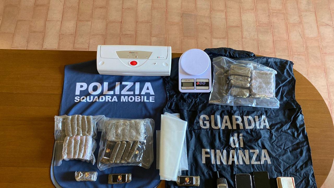 Trafficano droga tramite la Mediopadana: due arresti e sette chili di hascisc sequestrati