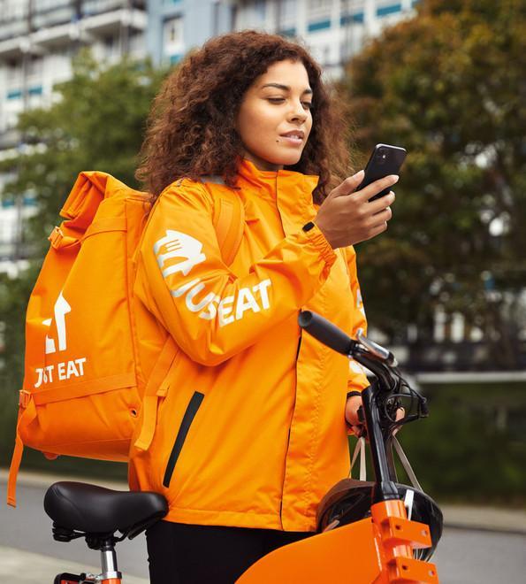 Consegne a casa, l'annuncio di Just Eat: cento rider assunti come dipendenti. Ecco come candidarsi