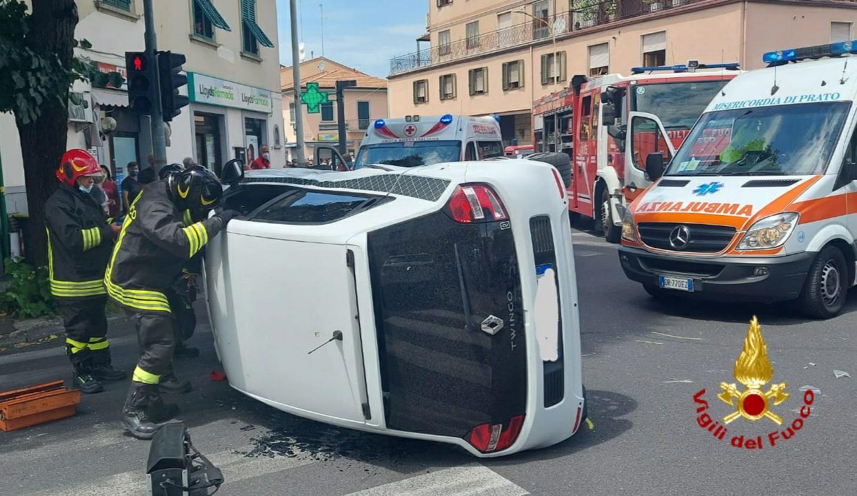 L'auto ribaltata dopo lo scontro