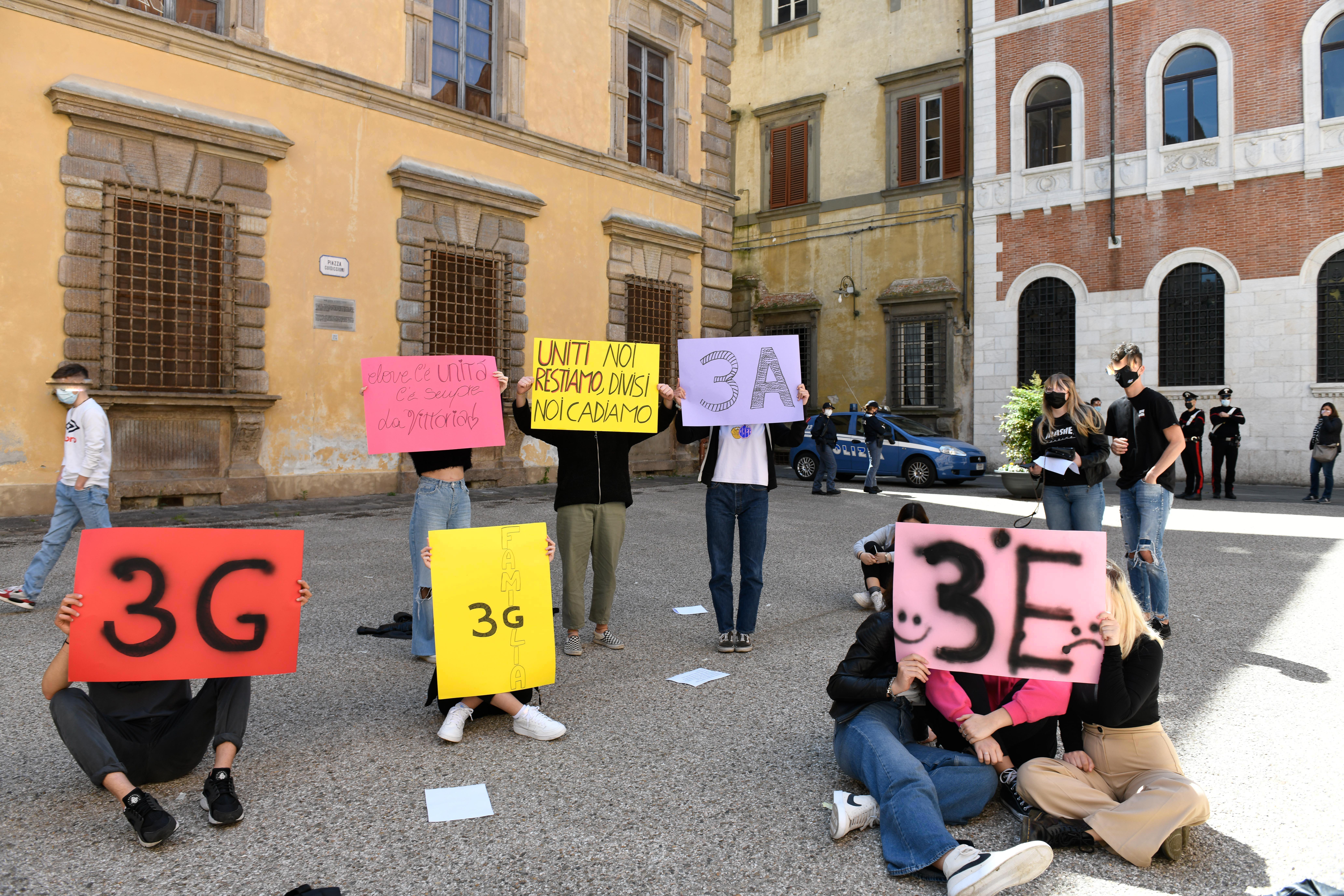 «Studenti trattati come numeri»: Lucca, la protesta dei prof del Paladini