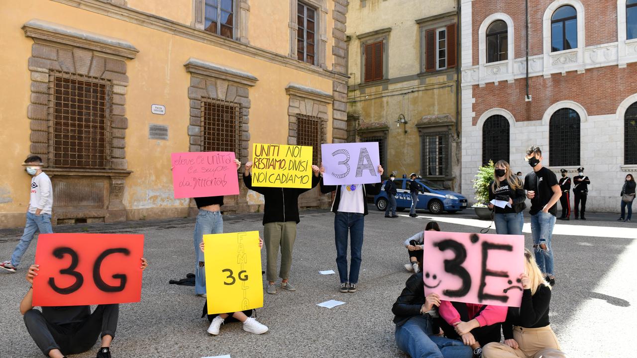 «Studenti trattati come numeri»: Lucca, la protesta dei prof del Paladini