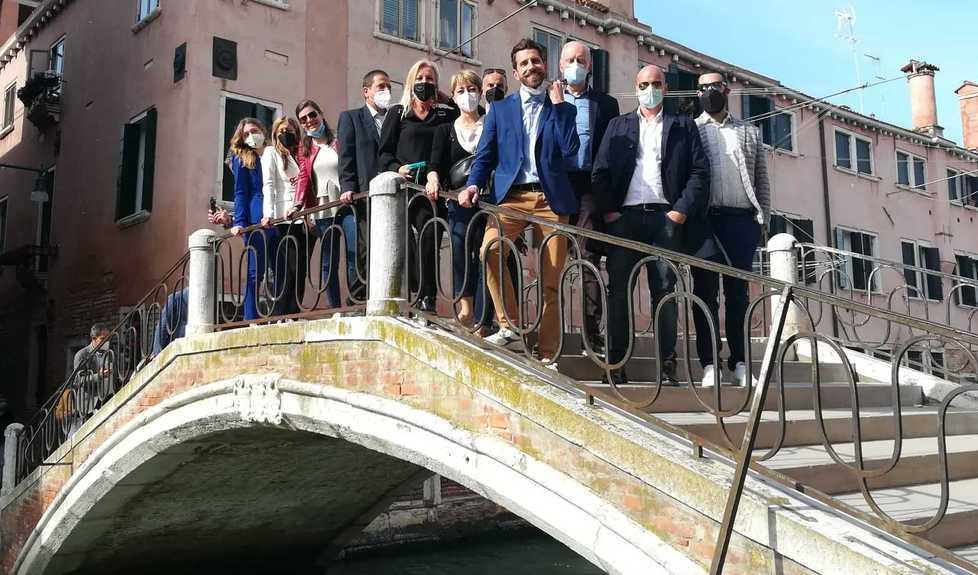 Pullman e ingresso gratis per i pecciolesi alla Biennale