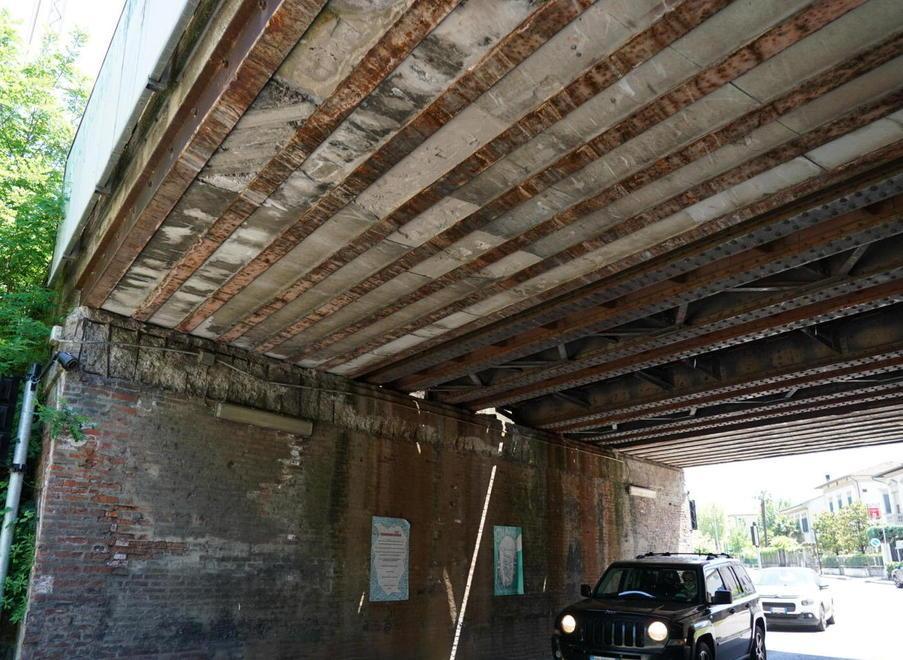 San Miniato Basso, sottopasso bocciato dopo la caduta di calcinacci: chiuso 4 giorni per lavori 