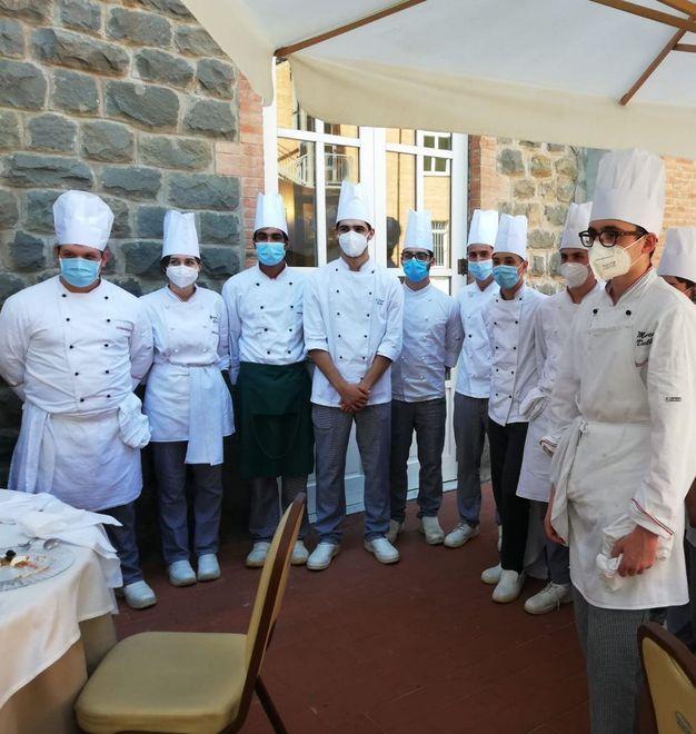 Alcuni degli studenti vincitori del premio “Olio in Cattedra” con la ricetta “Da Leonardo a Pescia”