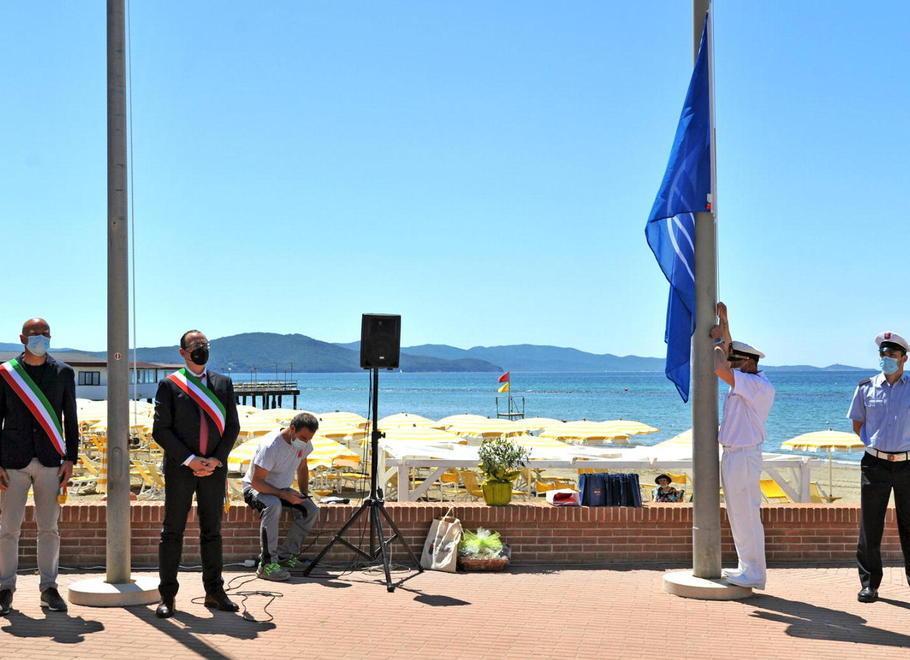 In piazza a Mare sventola di nuovo la bandiera blu