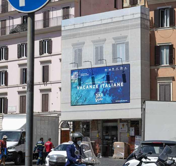 I fondali mozzafiato dell’isola del Giglio svettano in piazza del Parlamento