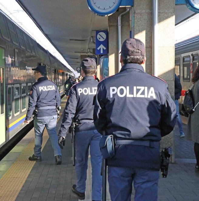 Scippano due ragazze mentre fanno il biglietto Nei guai per cinque euro 
