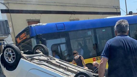 Frontale fra due auto sulla Romana nord Due feriti all’ospedale