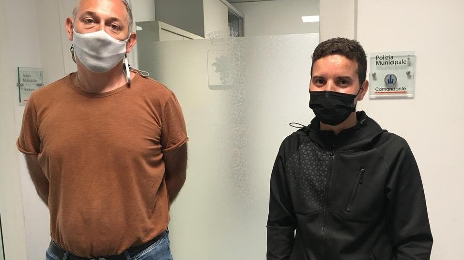 Disoccupato trova portafogli con 820 euro e lo riconsegna