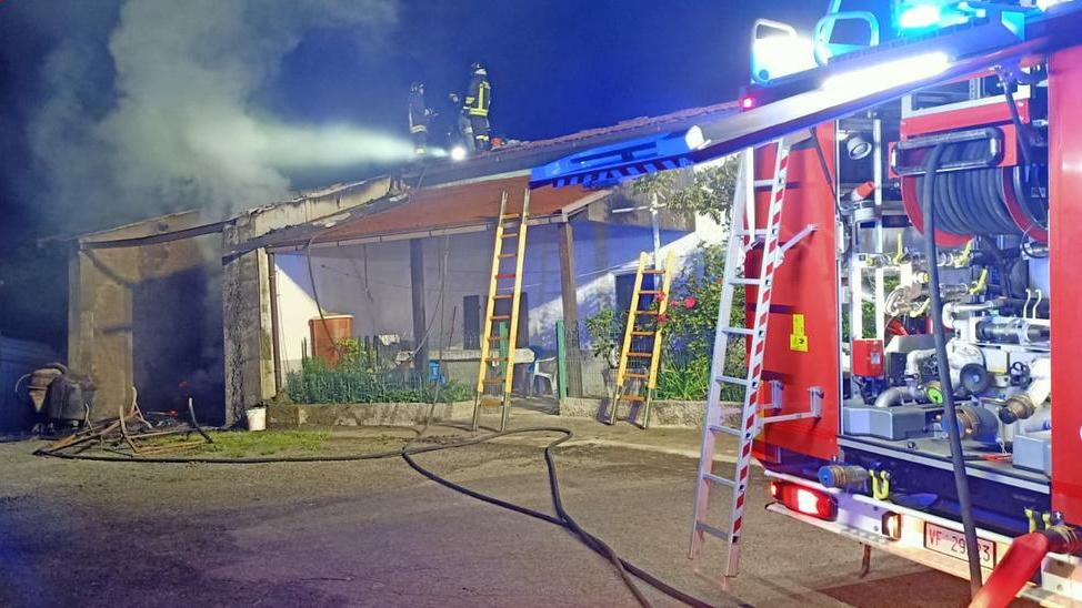 Misterioso incendio notturno devasta legnaia e portico