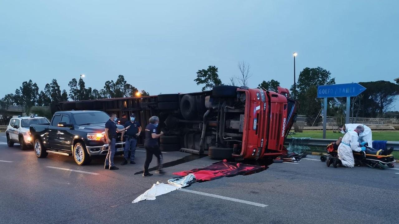 Si ribalta un Tir, paura nella rotatoria dell’area industriale