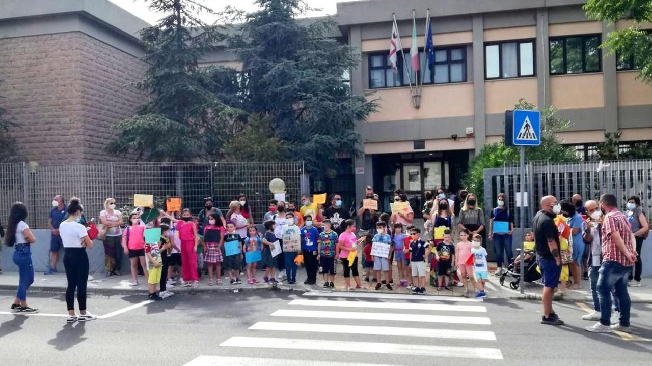Prima classe tagliata a Li Punti, la protesta delle famiglie
