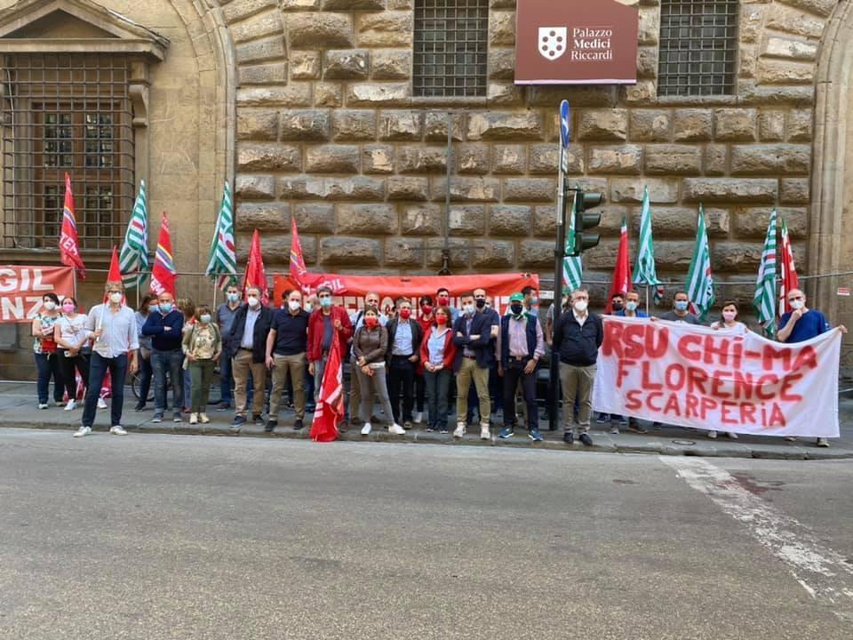 La delegazione di lavoratori della provincia di Firenze (compresi quelli dell’Empolese) insieme ai sindacalisti al sit idavanti alla prefettura
