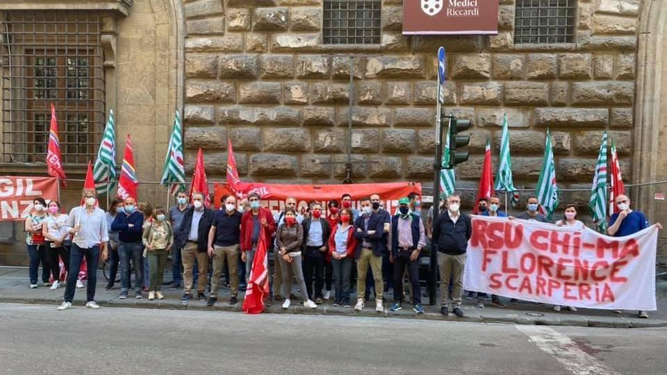 La delegazione di lavoratori della provincia di Firenze (compresi quelli dell’Empolese) insieme ai sindacalisti al sit idavanti alla prefettura