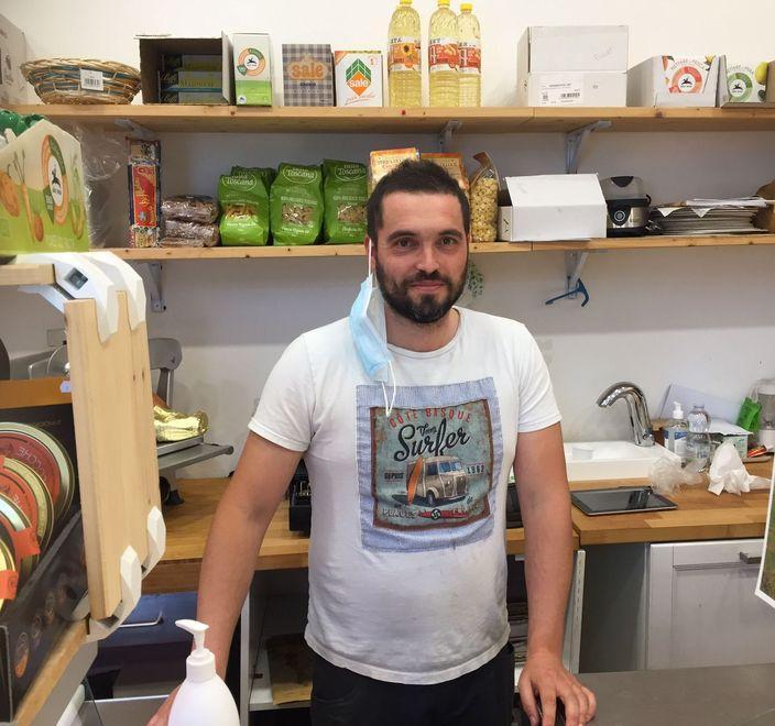 Gabriele Tamberi, titolare del negozio di alimentari "Il grano e l'uva"