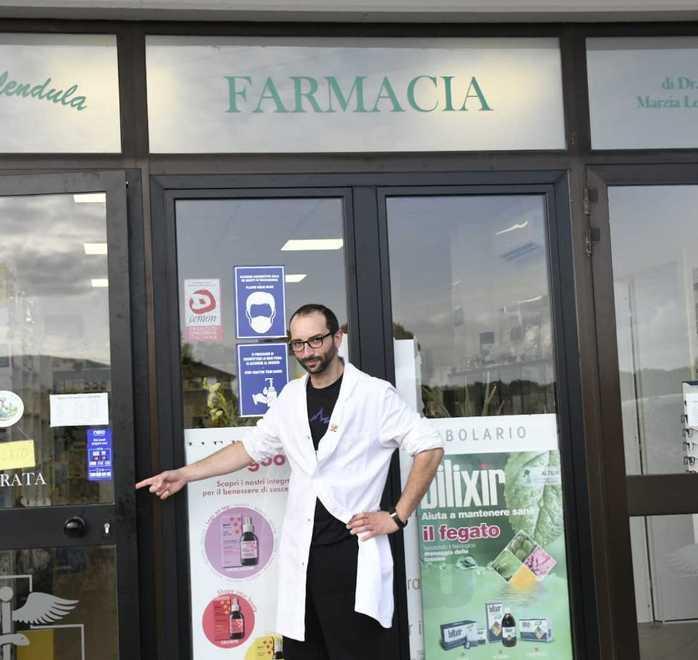 Il farmacista Matteo Ramacciotti indica il punto esatto dove il malvivente, forzando la porta, è entrato