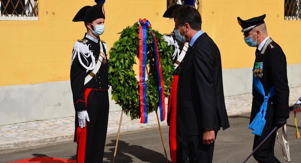La deposizione di una corona d’alloro al monumento ai caduti in occasione della cerimonia per il 207° anniversario della Fondazione dell’Arma