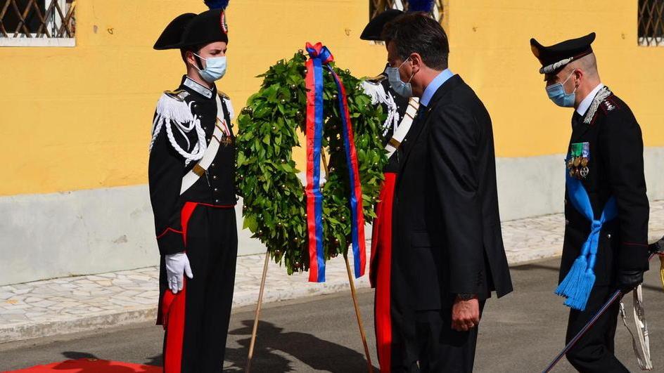 La deposizione di una corona d’alloro al monumento ai caduti in occasione della cerimonia per il 207° anniversario della Fondazione dell’Arma