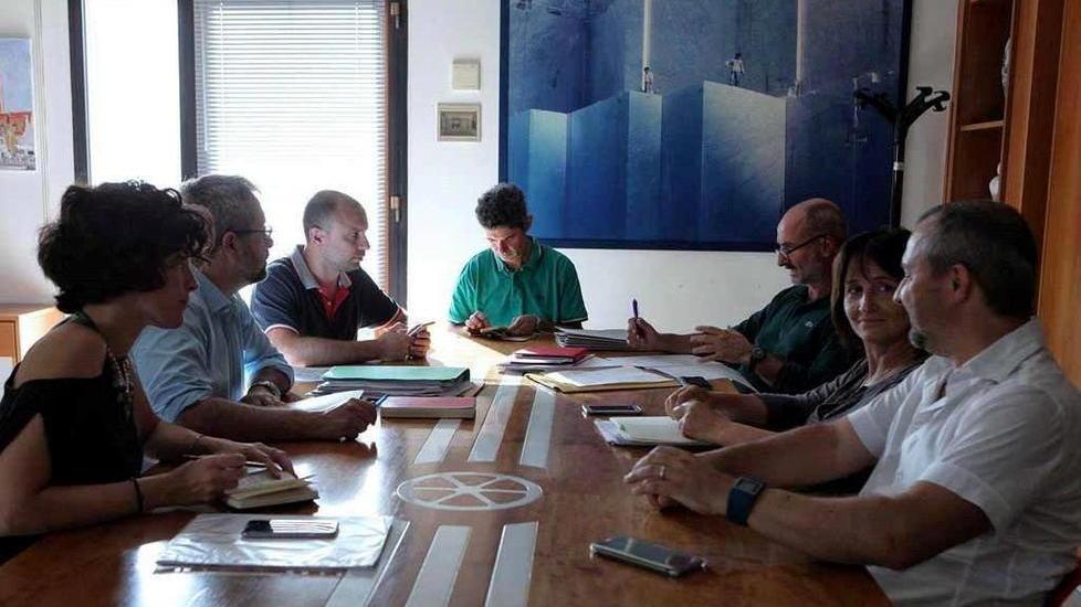 Una seduta della giunta del sindaco DePasquale