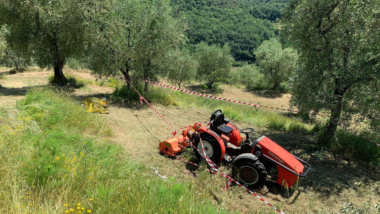 Il trattore sotto il quale l'uomo è rimasto schiacciato
