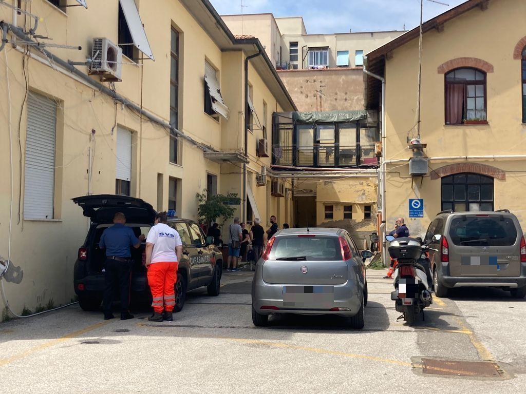 I soccorritori e gli inquirenti nell'ex deposito (foto Michele Silvestri/Silvi)