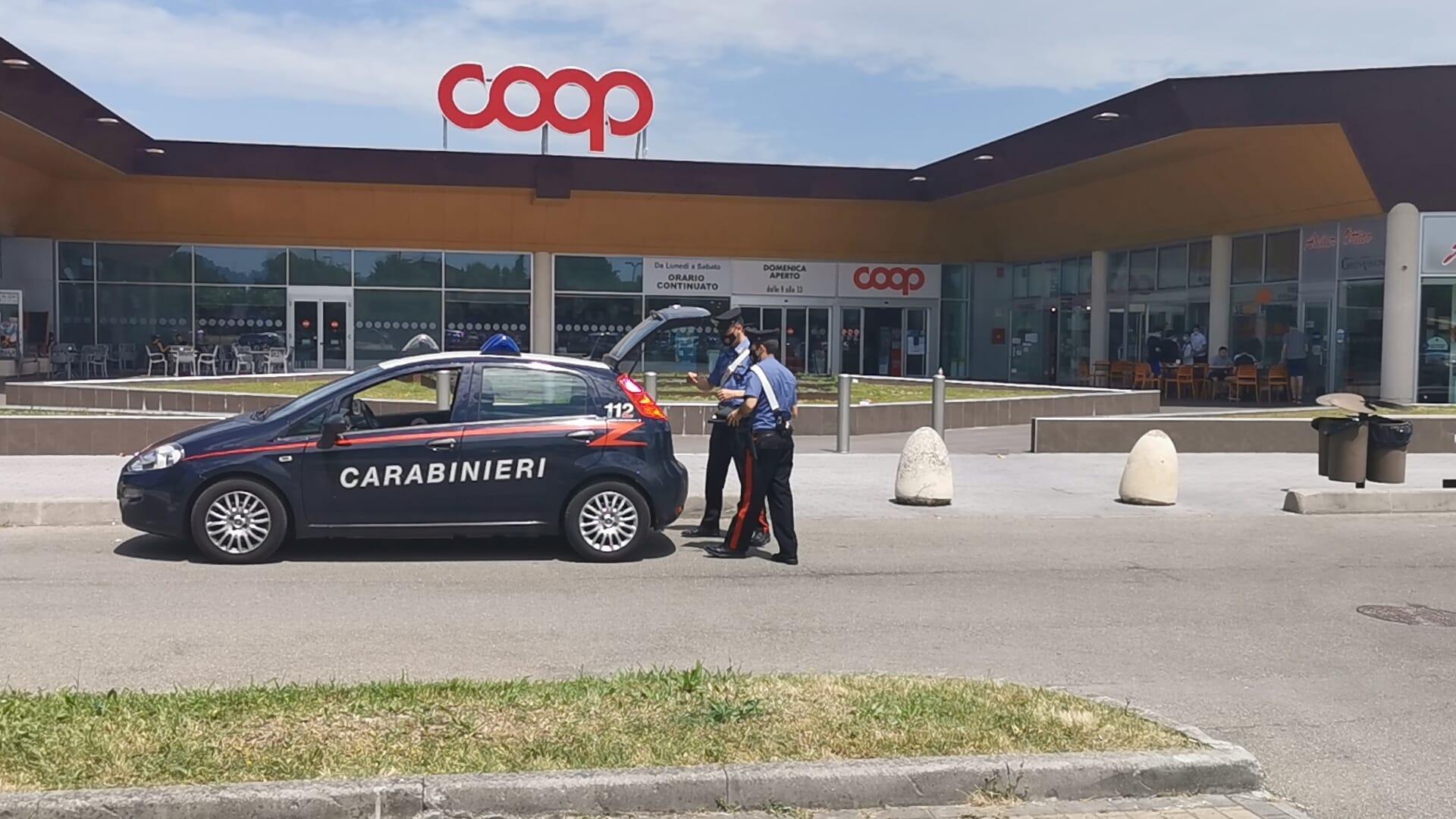 Furti sulle auto al parcheggio della Coop, denunciati madre, figlio e nipote