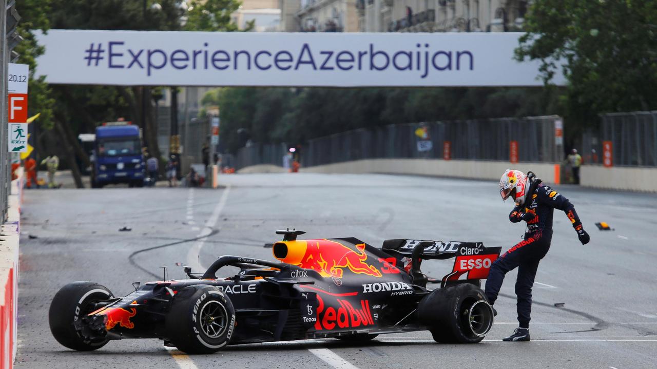 Colpi di scena a Baku: Verstappen e Hamilton fuori dai punti. Vince Perez, Ferrari giù dal podio