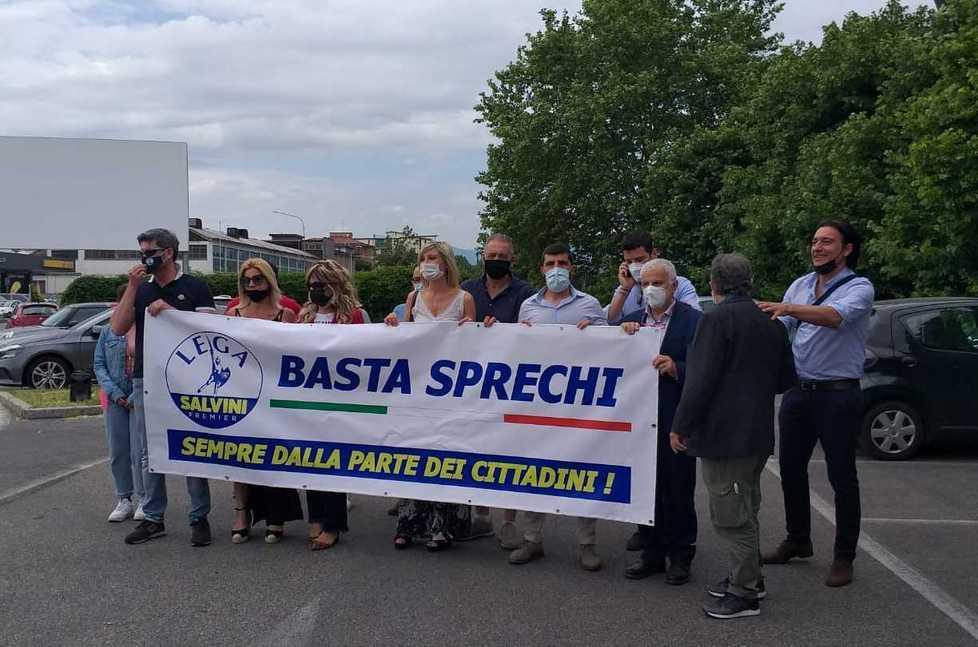 Lo striscione dei leghisti