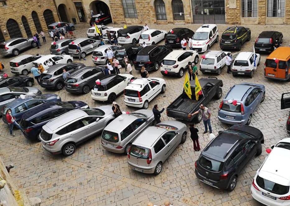 Oltre 50 auto nella carovana per dire no ai tagli dell’ospedale 