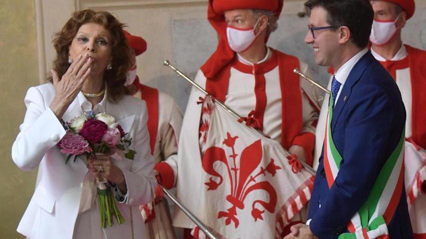 Sophia Loren è fiorentina per un giorno fra squilli di chiarine, folla e cori da stadio