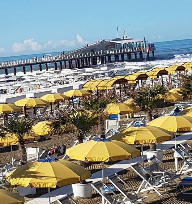 Richiedente asilo assunto per le pulizie al bagno Buoniamici 