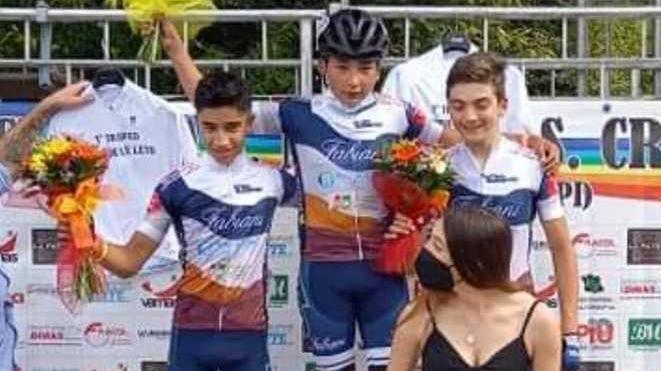 Alejandro Di Riccio solleva il primo trofeo Leto
