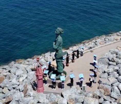 Il mare dipinto da decine di studenti per salutare la fine dell’anno scolastico