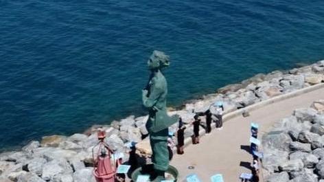 Il mare dipinto da decine di studenti per salutare la fine dell’anno scolastico