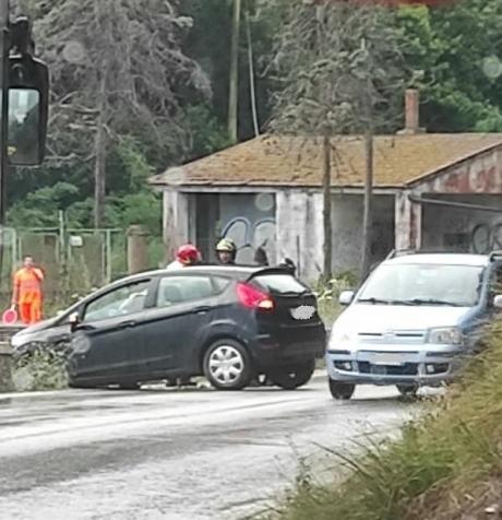 Con l’auto in bilico sul burrone lato mare