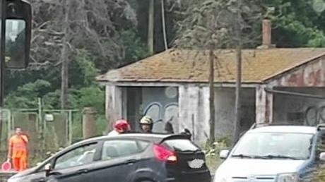 Con l’auto in bilico sul burrone lato mare