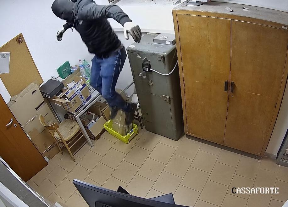 Salta, frulla e... perde i calzoni: il ladro in azione 
