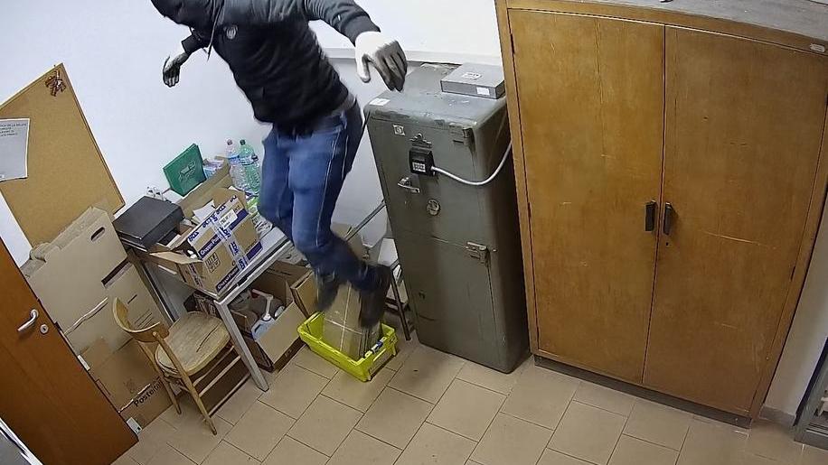 Salta, frulla e... perde i calzoni: il ladro in azione