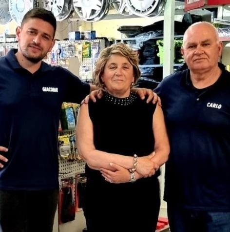 L’autolavaggio festeggia i 35 anni di attività «Una gioia essere qui»