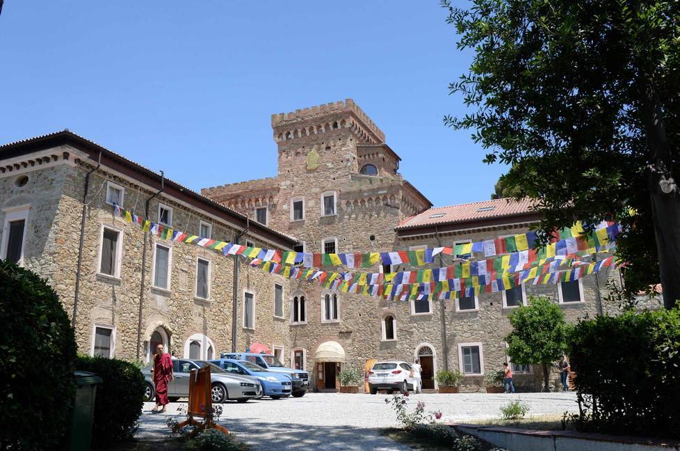 I buddisti di Pomaia offrono buoni spesa 
