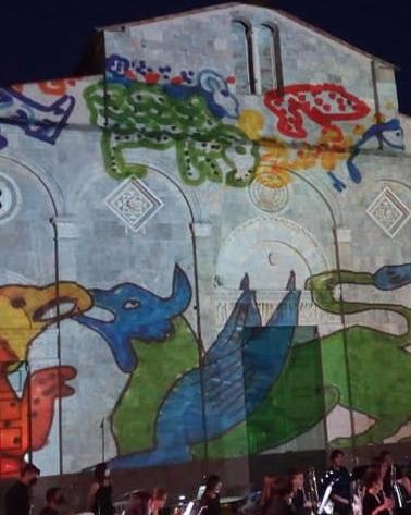 I bassorilievi di San Casciano prendono vita sulla facciata 